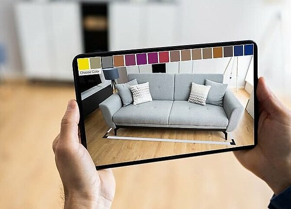 Tablet mit Augmented-Reality-Sofa in verschiedenen Farben