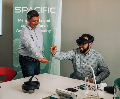AR erleben: Spacific-Mitarbeiter mit HoloLens