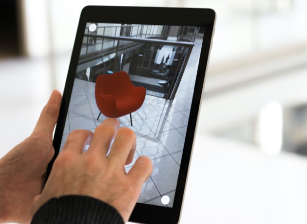 Einsatz von Augmented Reality bei der Visualisierung eines Sessels, User mit Tablet