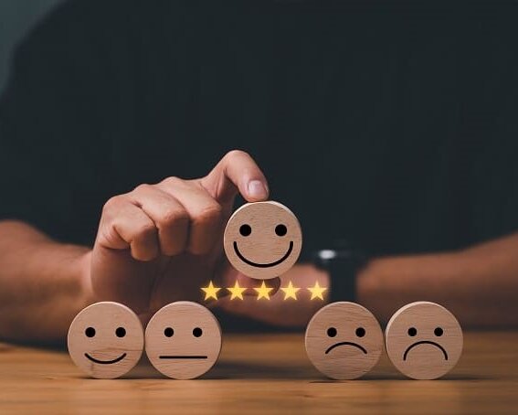 Visualisierung Kundenzufriedenheit: Holz-Smileys und Sterne-Rating