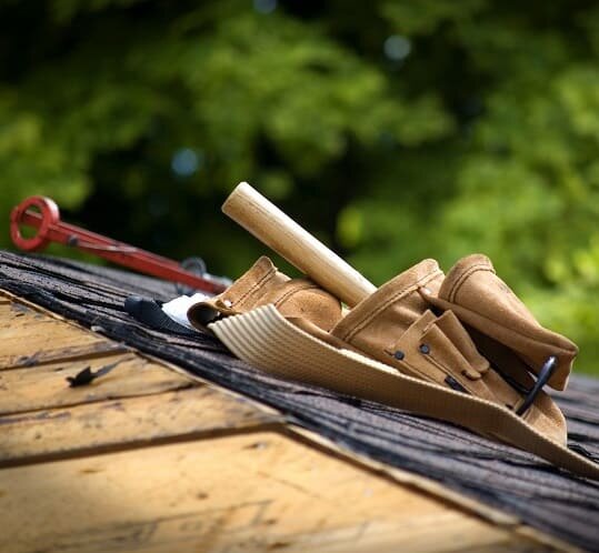 Exemple d'image de pénurie de main-d'œuvre qualifiée : outil abandonné sur un toit