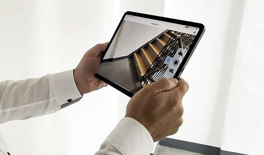 Tablet mit Aufmaß-Lösung XR Scan beim digitalen Treppenaufmaß