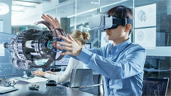 El empleado trabaja con gafas de realidad virtual y contenidos virtuales