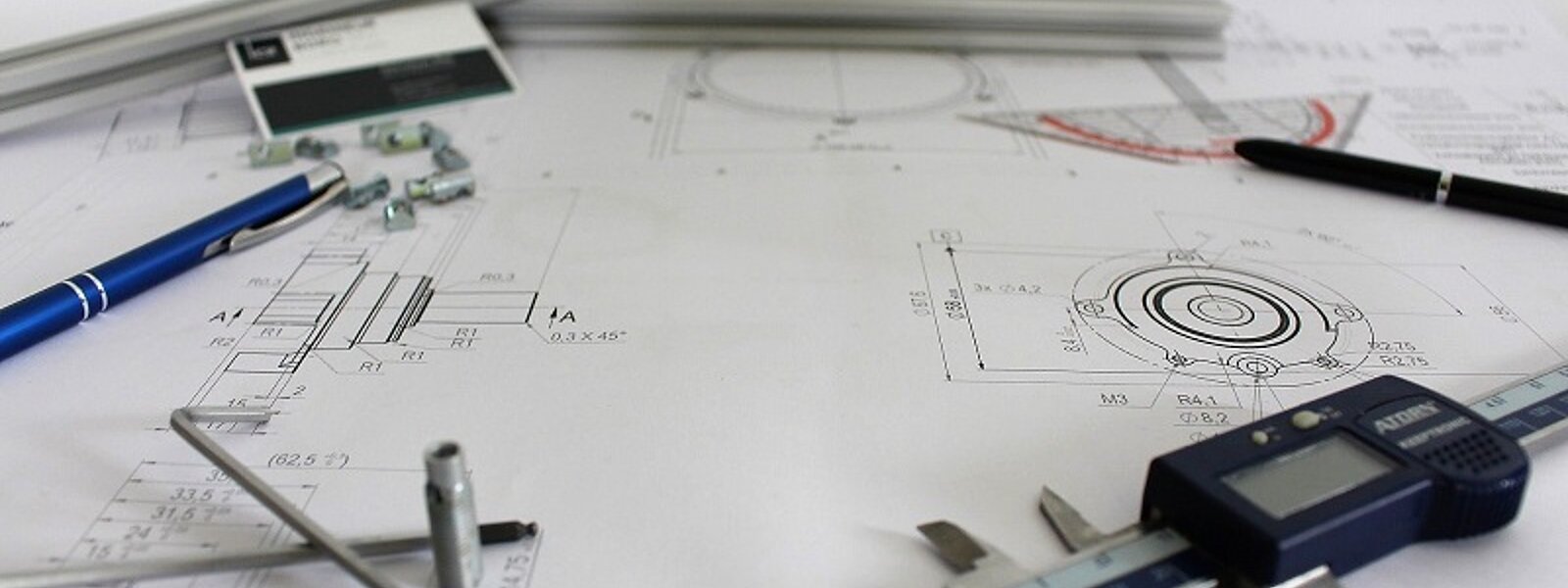 Méthodes traditionnelles de mise à jour des modèles 3D : Plans de construction, outils de mesure