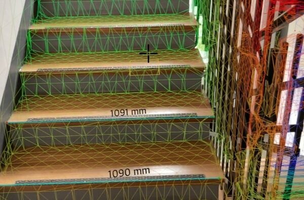 La medición digital con XR Scan utilizando el ejemplo de las escaleras incluyendo la malla y las dimensiones de la escalera.