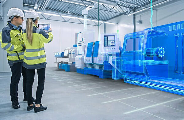 Mitarbeitende nutzen Augmented Reality in Fabrikhalle