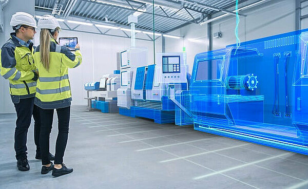 Mitarbeitende nutzen Augmented Reality in Fabrikhalle