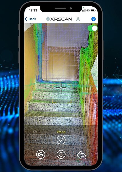 Écran de smartphone avec vue en escalier de XR Scan, y compris le maillage