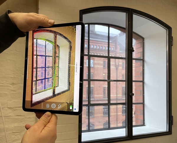 Using Lidar Scan to digitally measure a window, view of XR Scan on a tablet.